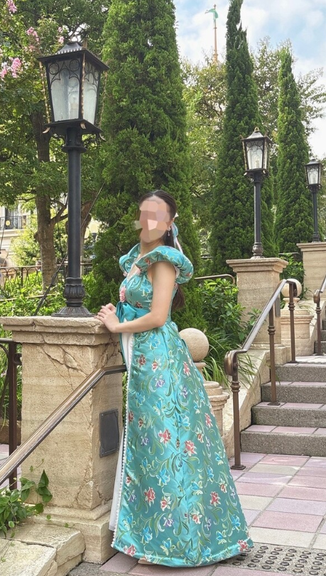 実例写真！パーティードレス ジャガード生地 グリーン 姫袖 プリンセスライン 床付く アンティークなドレス