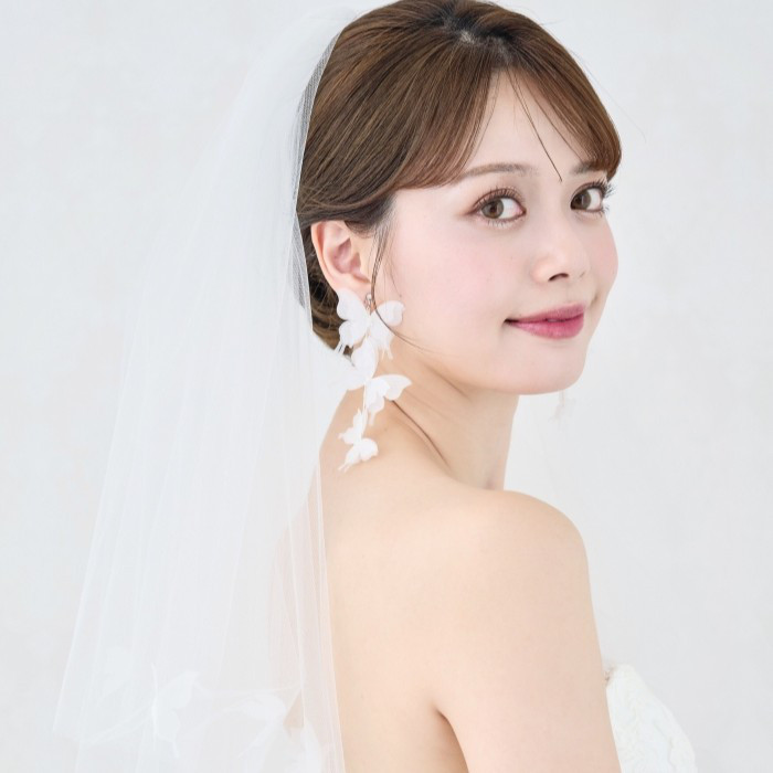 ME309 花嫁ピアス大ぶりホワイトフラワー ブライダルイヤリング　ウェディングイヤリング ウェディングピアス 結婚