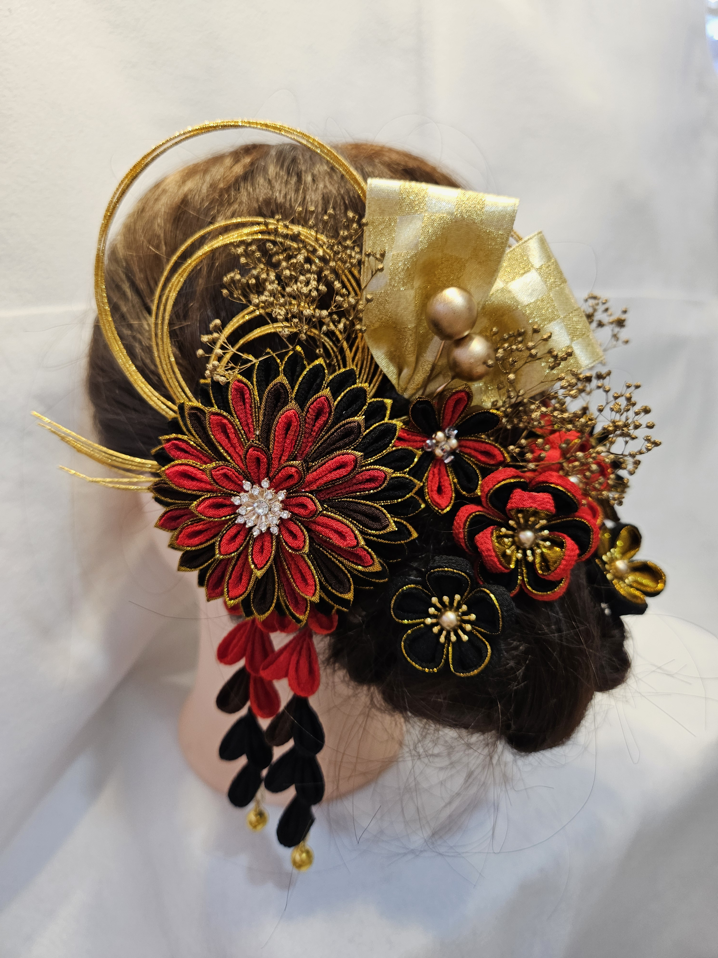 つまみ細工&水引&ドライフラワー　成人式、卒業式、婚礼髪飾り(ちりめん)赤、黒、金