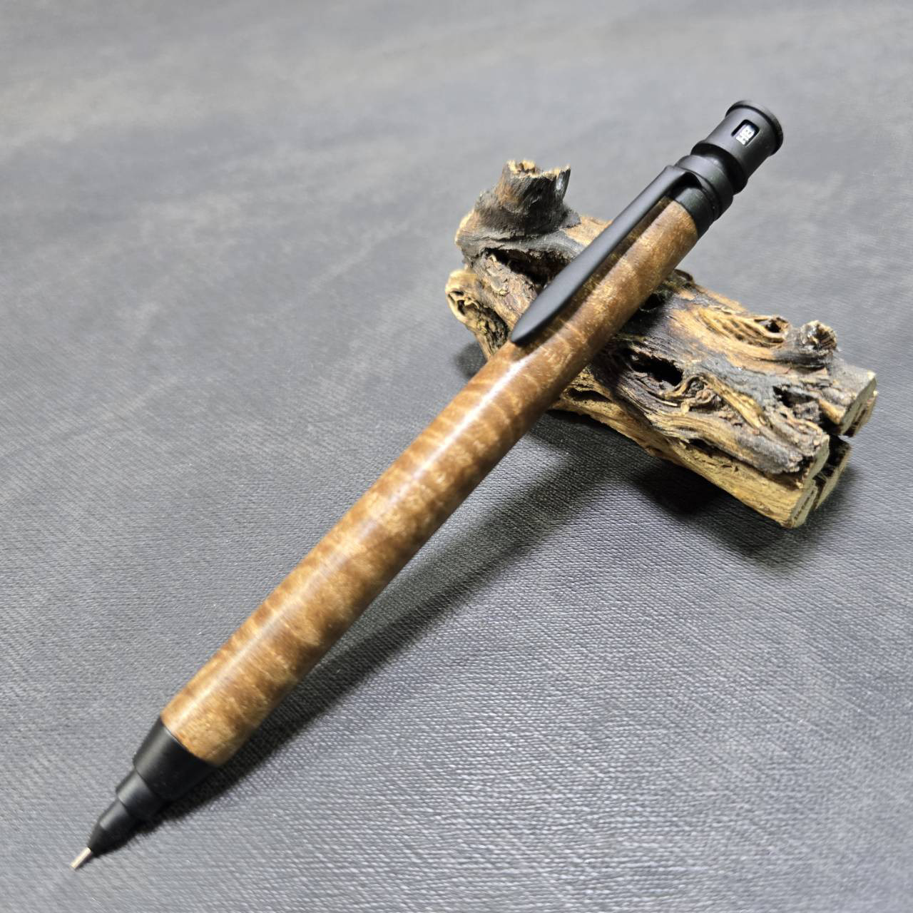 バストーニュウォルナットカーリー  製図用ウッドシャープペンシル【送料・ギフトボックス無料・当日発送】239