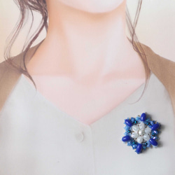 タティングレースとビーズ刺繍のブローチ〈ブルーフラワー〉 4枚目の画像