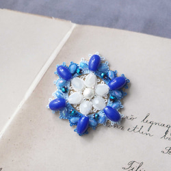タティングレースとビーズ刺繍のブローチ〈ブルーフラワー〉 1枚目の画像