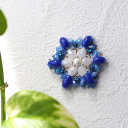 タティングレースとビーズ刺繍のブローチ〈ブルーフラワー〉 3枚目の画像