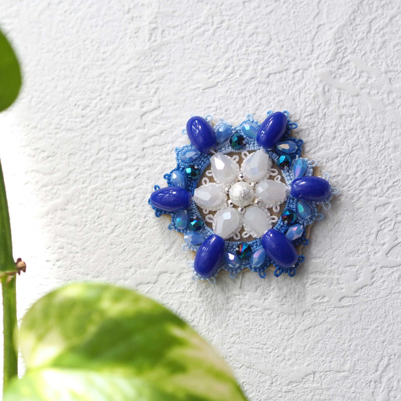 タティングレースとビーズ刺繍のブローチ〈ブルーフラワー〉 3枚目の画像