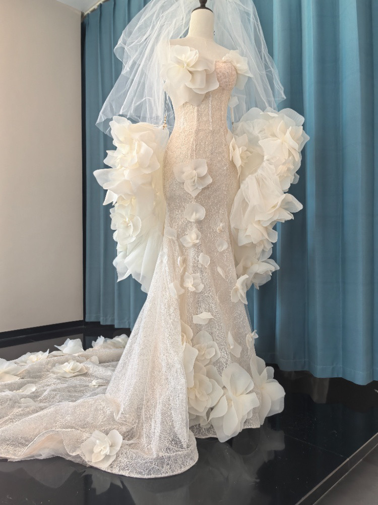 豪華なスタイル 立体バラ レース ウェディングドレス マレージュタイプ+立体バラ ショール+ミドルレングスベールK23