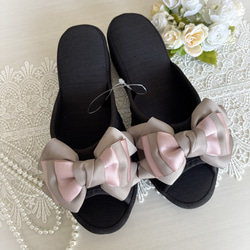 博愛リボンシャンタン素材ヒールスリッパ 2枚目の画像