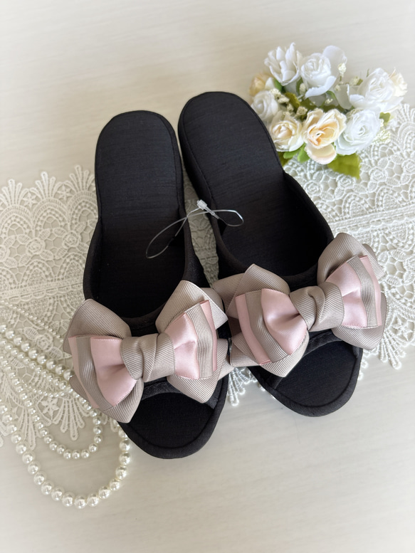 博愛リボンシャンタン素材ヒールスリッパ 2枚目の画像