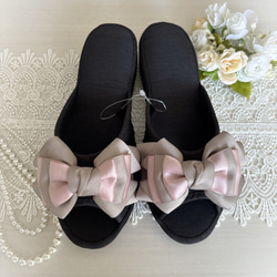 博愛リボンシャンタン素材ヒールスリッパ 1枚目の画像