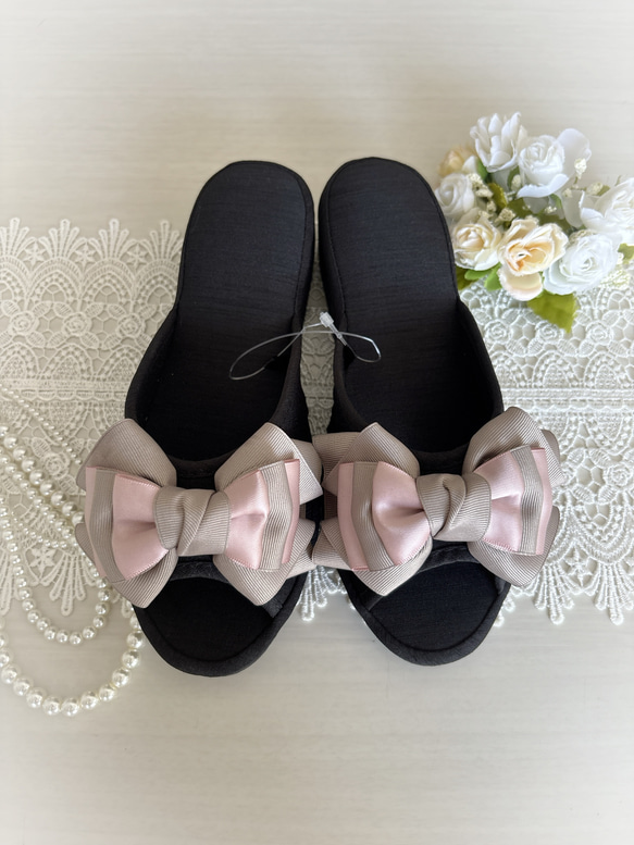 博愛リボンシャンタン素材ヒールスリッパ 1枚目の画像