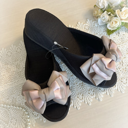 博愛リボンシャンタン素材ヒールスリッパ 3枚目の画像