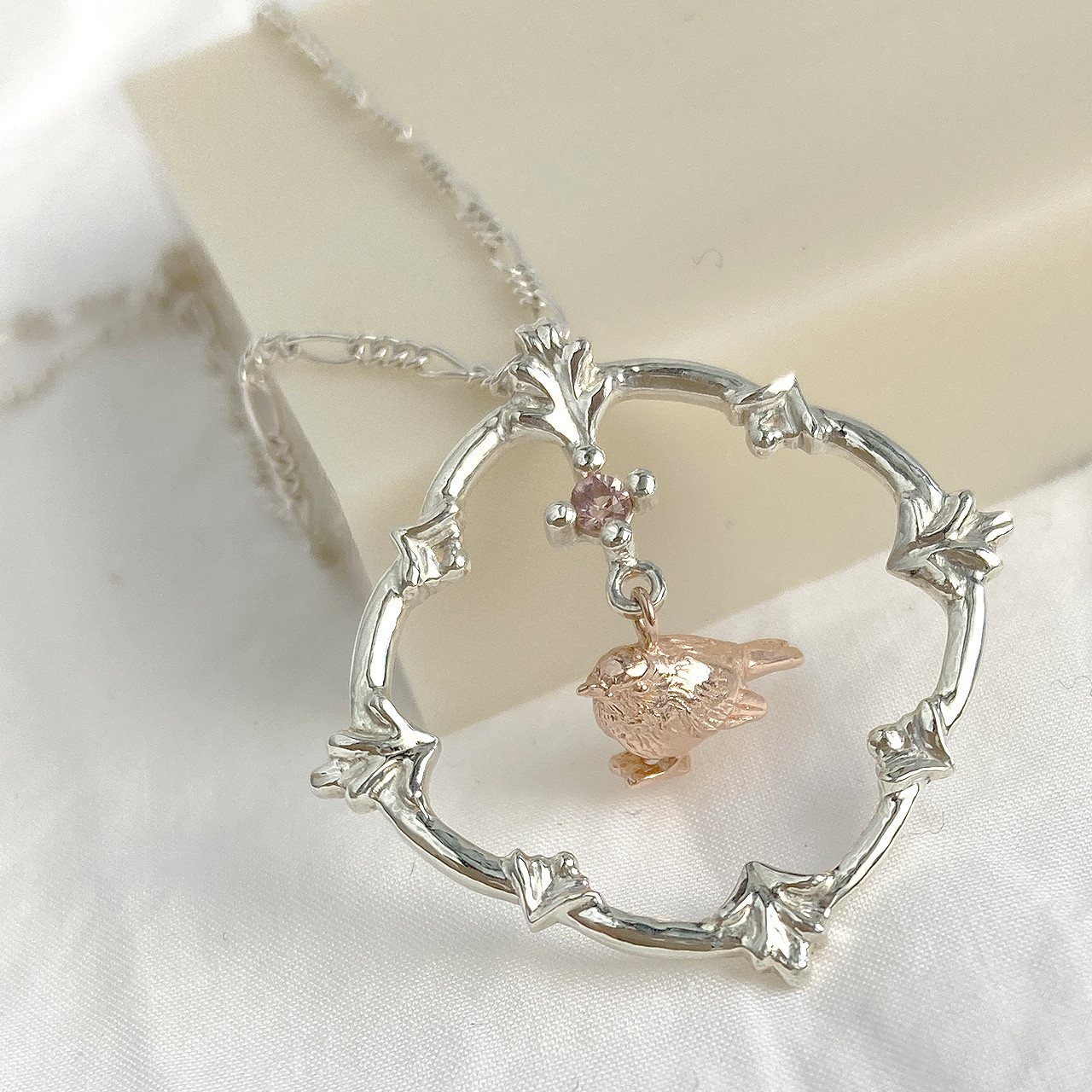 こかげのコマドリネックレス