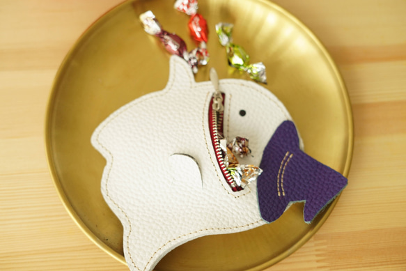 ハロウィンに！本革レザー・いたずら好きな王冠を拾ったオバケくんのカード＆コインケース　ミニポーチ　ストラップ取り付け可能 5枚目の画像