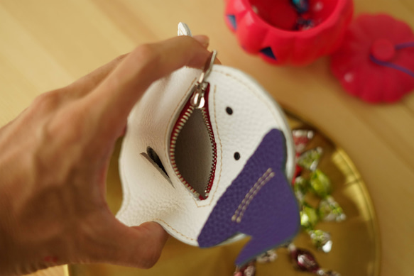 ハロウィンに！本革レザー・いたずら好きな王冠を拾ったオバケくんのカード＆コインケース　ミニポーチ　ストラップ取り付け可能 6枚目の画像