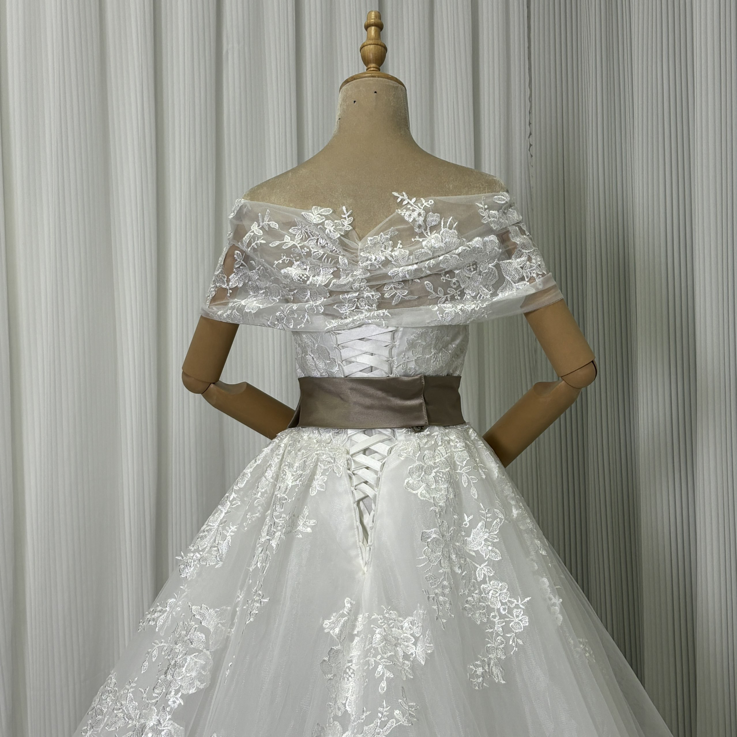 送料無料！ウェディングドレス 取り外し可能なオフショルダー サッシュベルト 流れる透け花レース ロングトレーン 結婚式