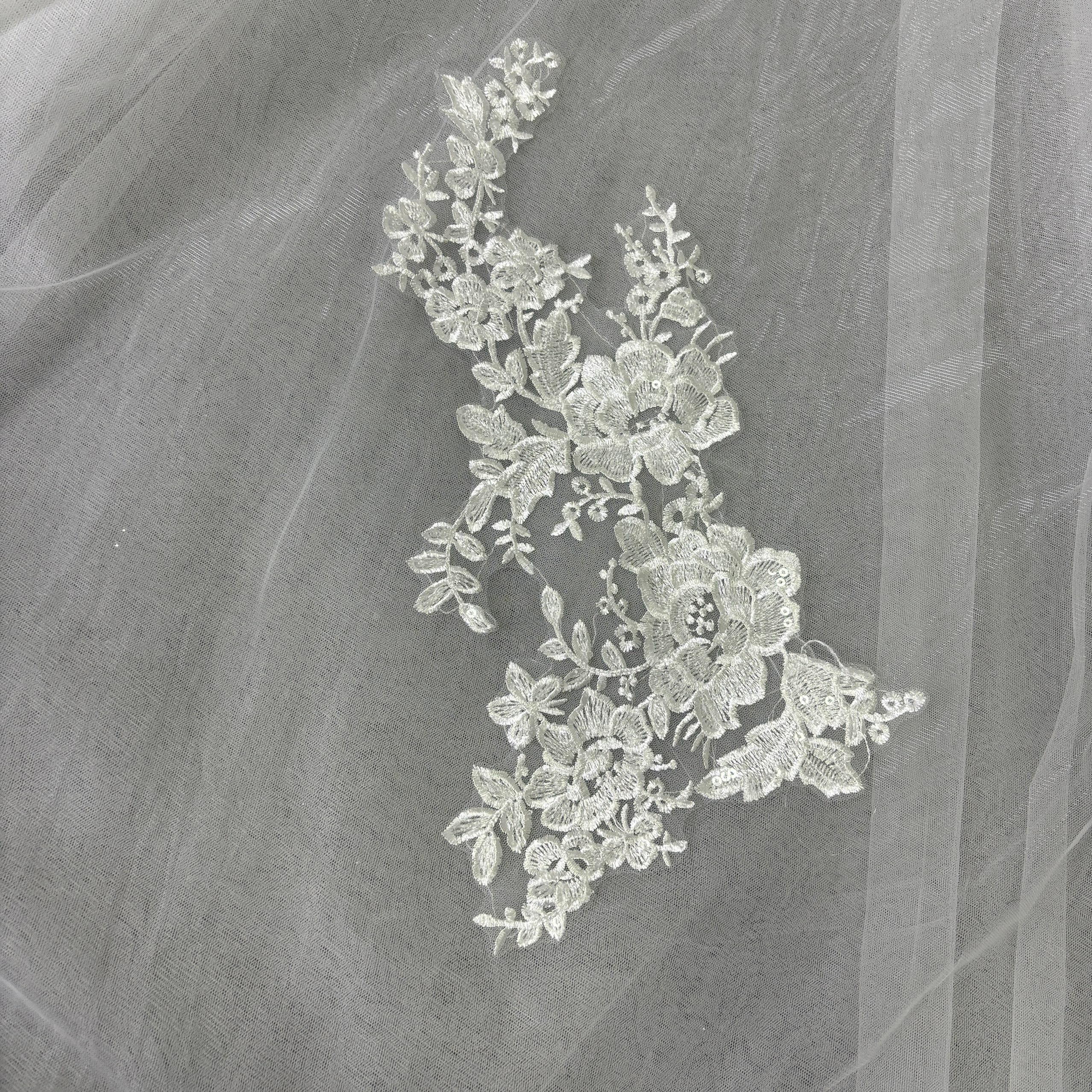 送料無料！ウェディングドレス 取り外し可能なオフショルダー サッシュベルト 流れる透け花レース ロングトレーン 結婚式