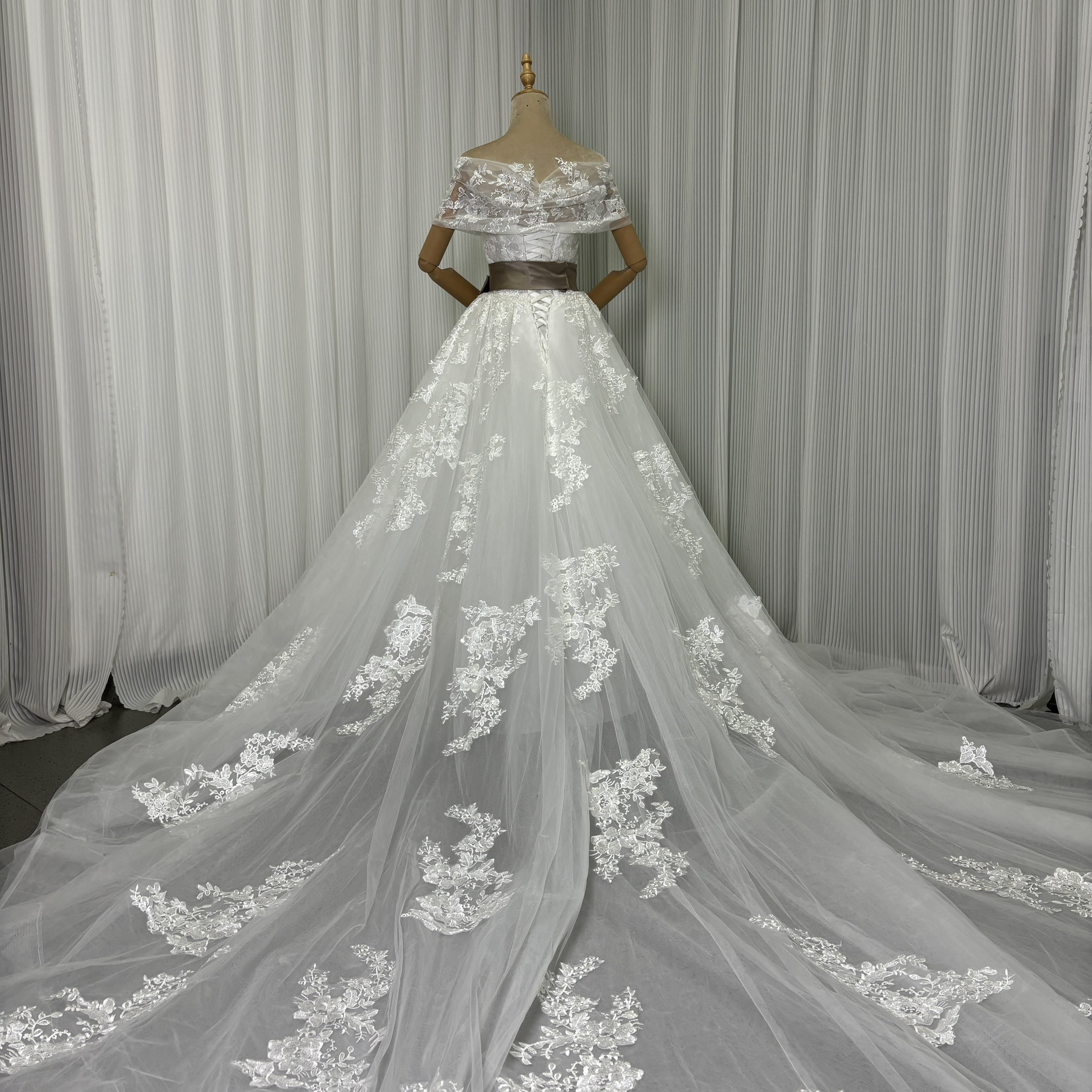送料無料！ウェディングドレス 取り外し可能なオフショルダー サッシュベルト 流れる透け花レース ロングトレーン 結婚式