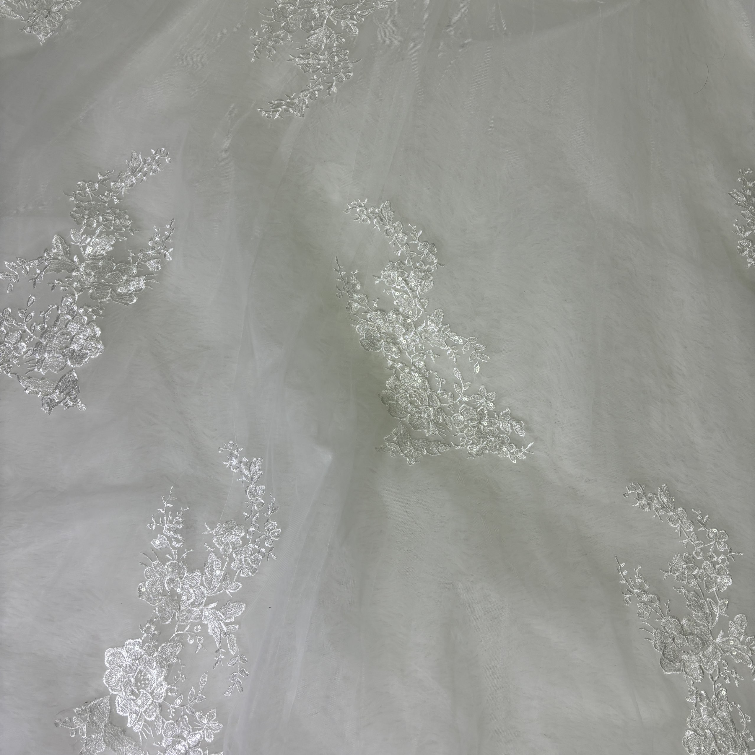 送料無料！ウェディングドレス 取り外し可能なオフショルダー サッシュベルト 流れる透け花レース ロングトレーン 結婚式