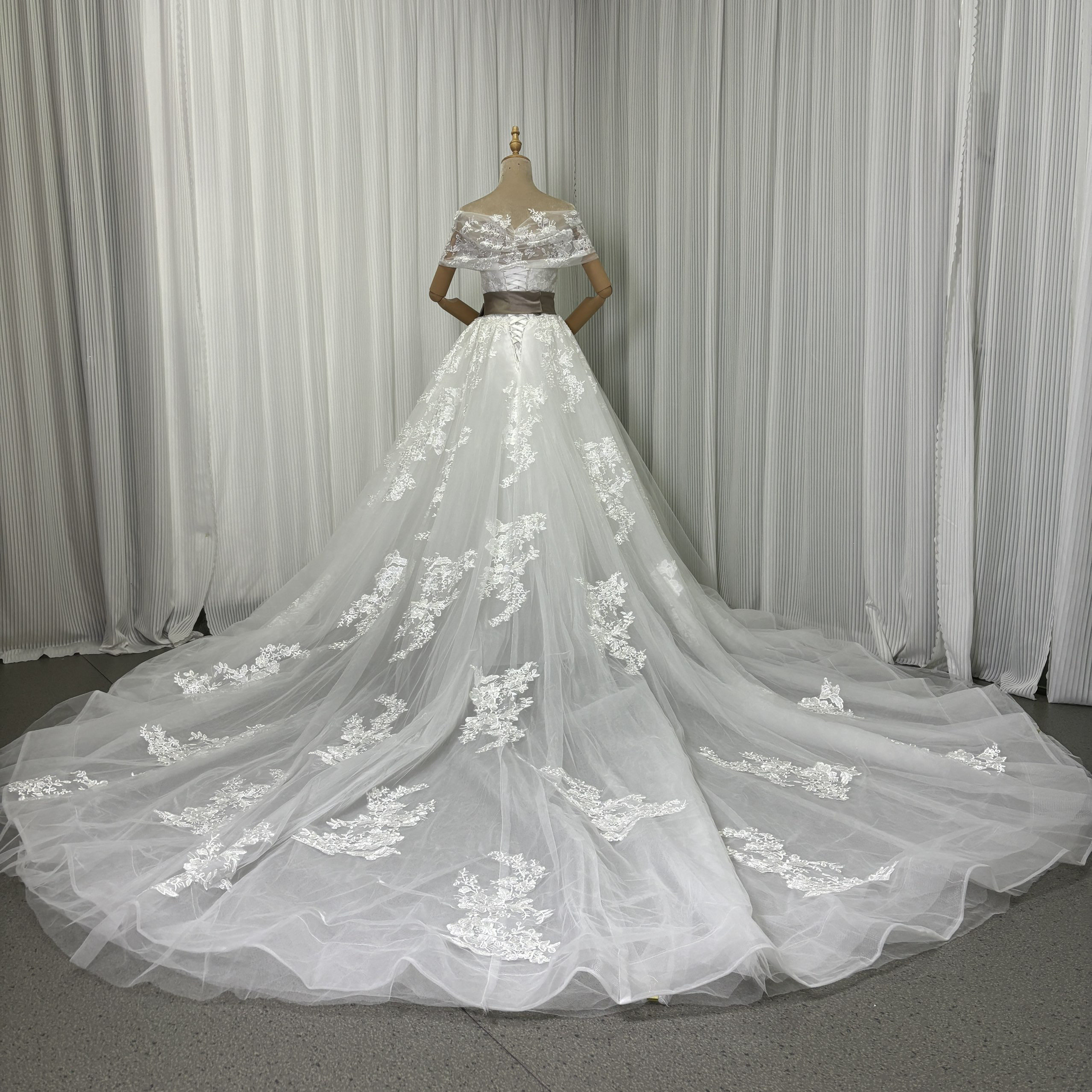 送料無料！ウェディングドレス 取り外し可能なオフショルダー サッシュベルト 流れる透け花レース ロングトレーン 結婚式