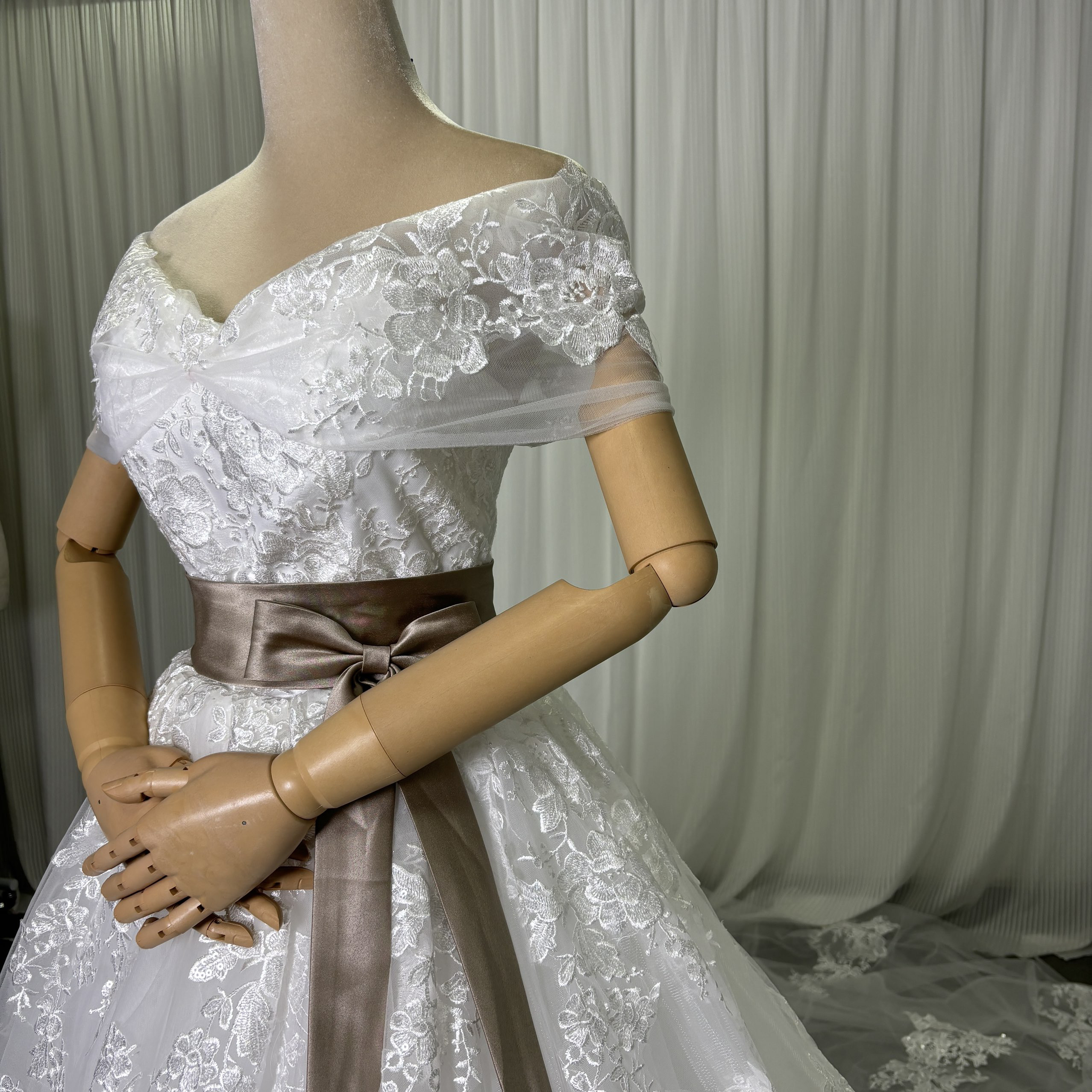 送料無料！ウェディングドレス 取り外し可能なオフショルダー サッシュベルト 流れる透け花レース ロングトレーン 結婚式