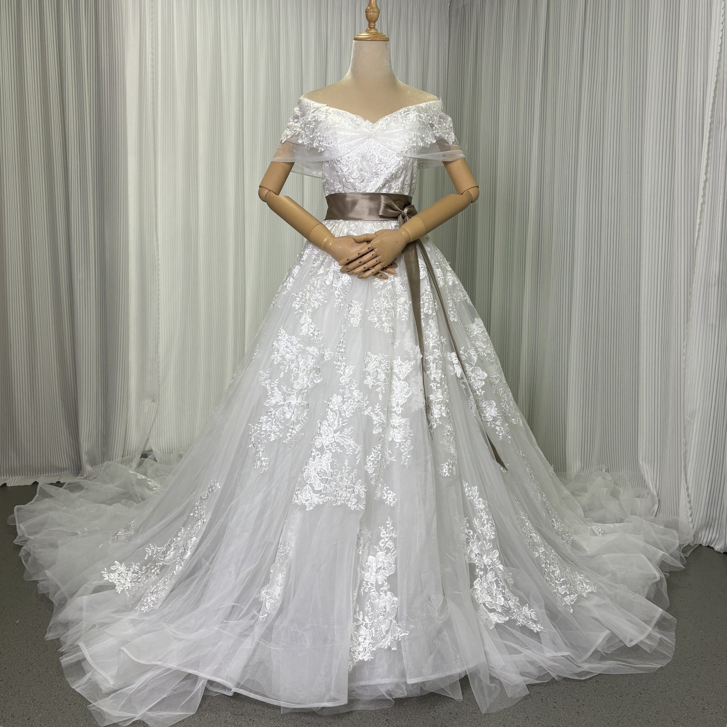 送料無料！ウェディングドレス 取り外し可能なオフショルダー サッシュベルト 流れる透け花レース ロングトレーン 結婚式