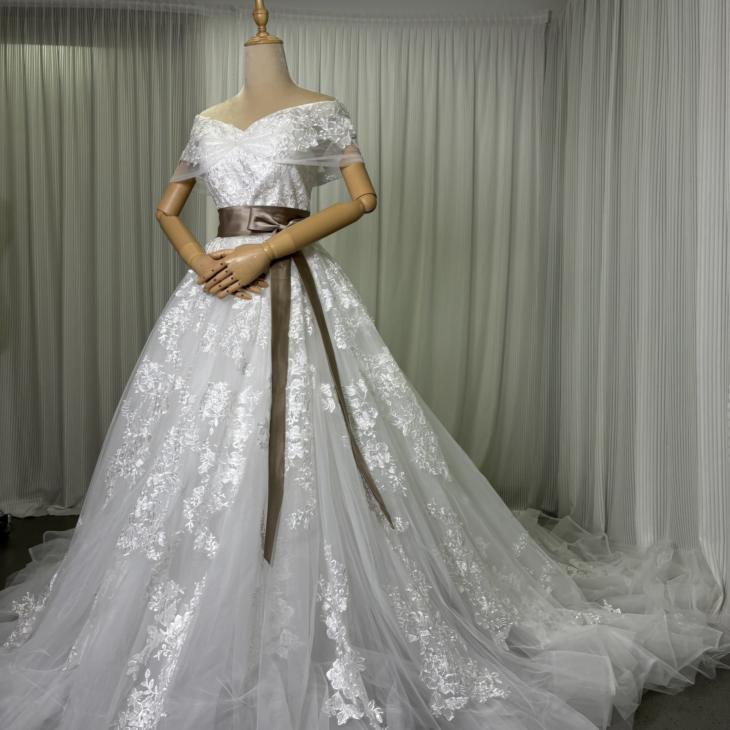 送料無料！ウェディングドレス 取り外し可能なオフショルダー サッシュベルト 流れる透け花レース ロングトレーン 結婚式