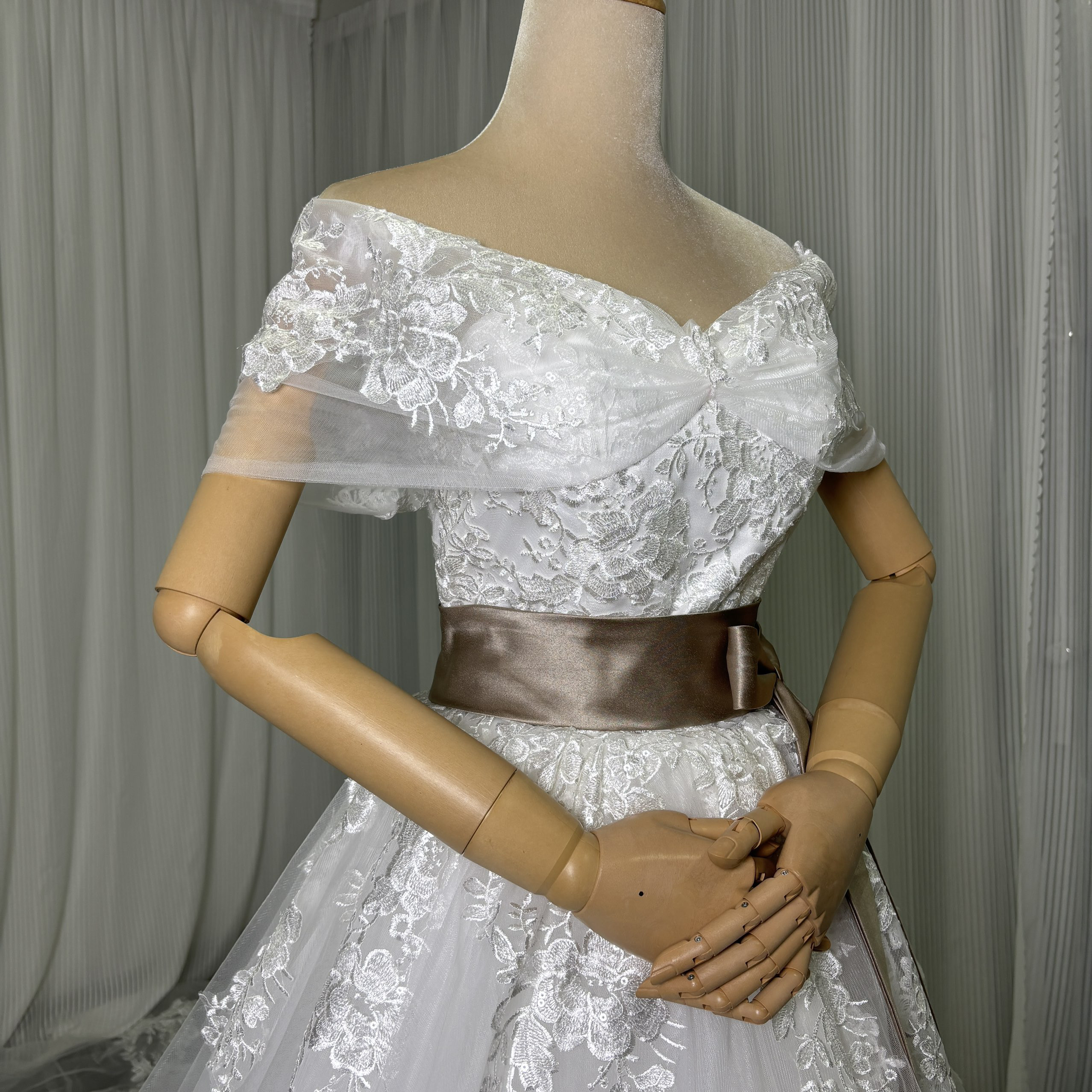 送料無料！ウェディングドレス 取り外し可能なオフショルダー サッシュベルト 流れる透け花レース ロングトレーン 結婚式