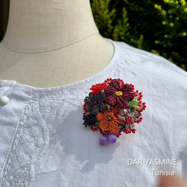 トルコ伝統工芸　oya刺繍　ブローチ　「憂いを帯びてたたずむ」　ブローチ50