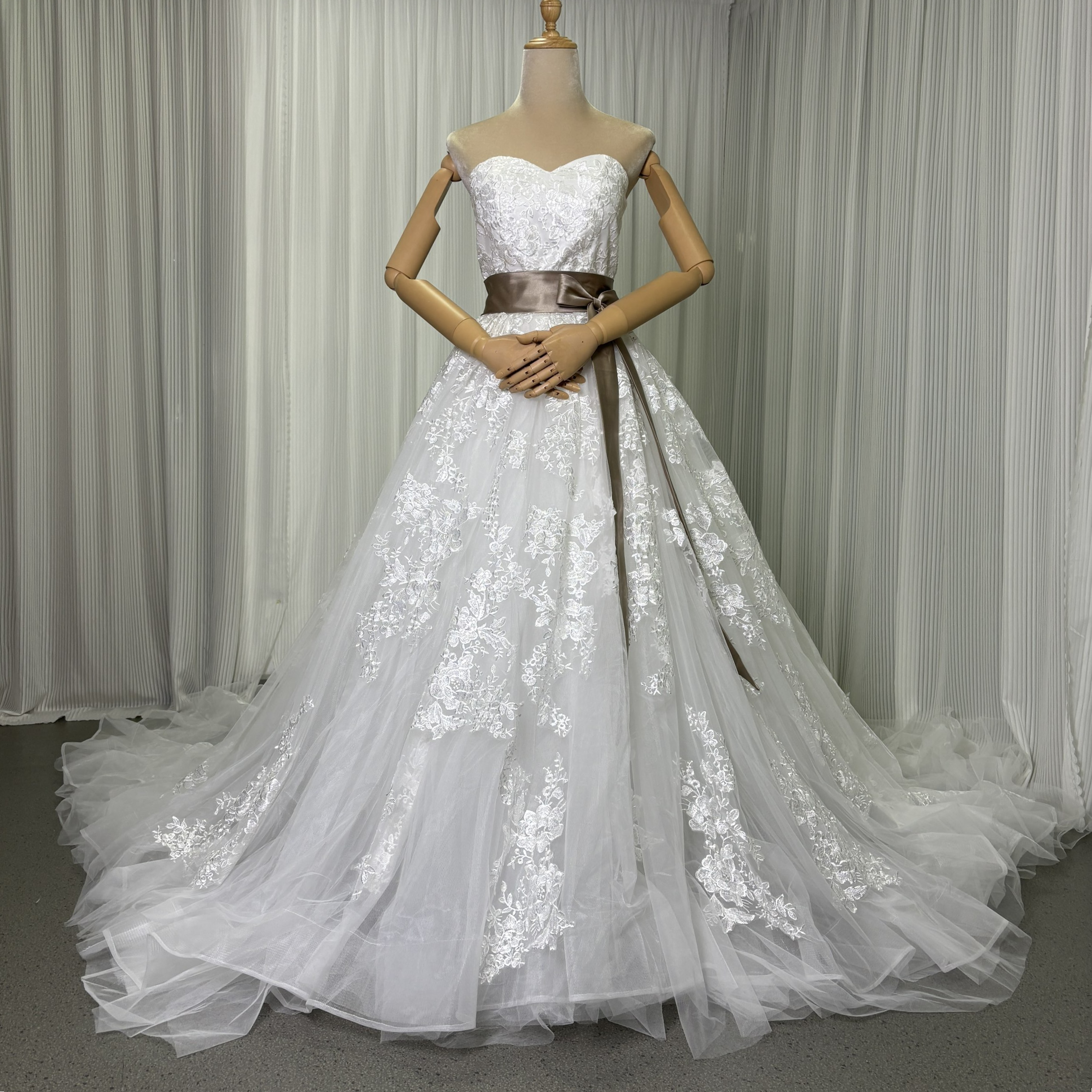 送料無料！ウェディングドレス ビスチェドレス サッシュベルト 流れる透け花レース ロングトレーン 結婚式  憧れのドレス