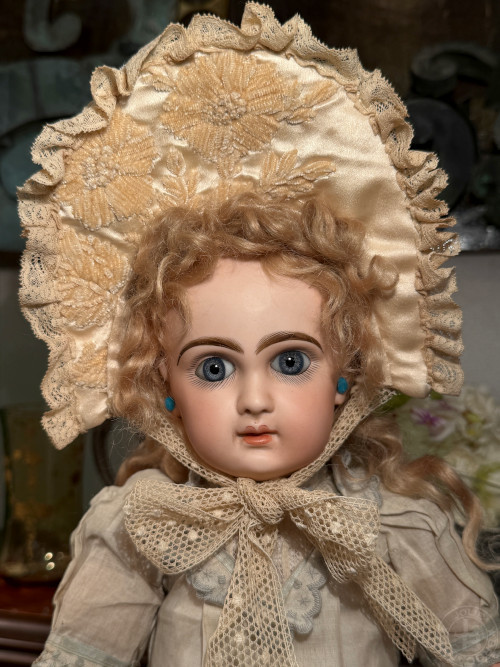 古 い素材を使った手作りボンネット　アンティークシルク地　　お顔周り　19.5cm