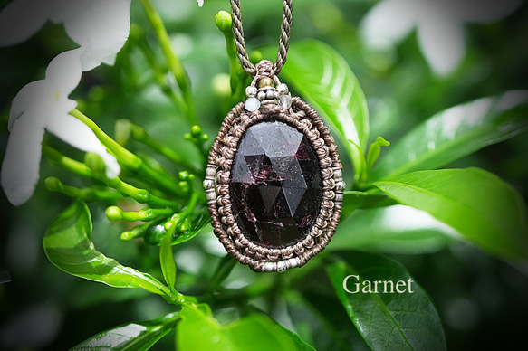 ファセットカット★ガーネット★マクラメネックレス2132 1枚目の画像