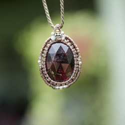 ファセットカット★ガーネット★マクラメネックレス2132 2枚目の画像