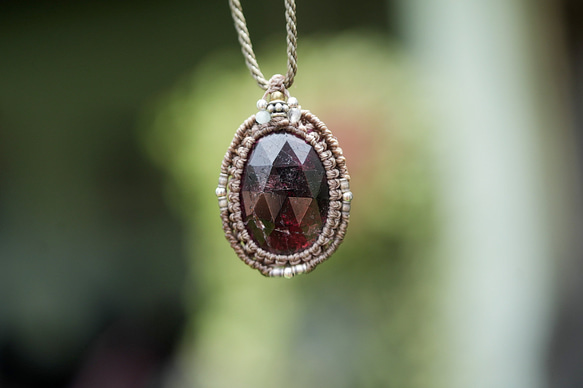 ファセットカット★ガーネット★マクラメネックレス2132 2枚目の画像