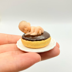 樹脂粘土ベビー ミニチュア 赤ちゃん ポンポン付き帽子の男の子