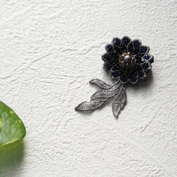 夜の花　手染めレースとシャルロットビーズのブローチ 3枚目の画像