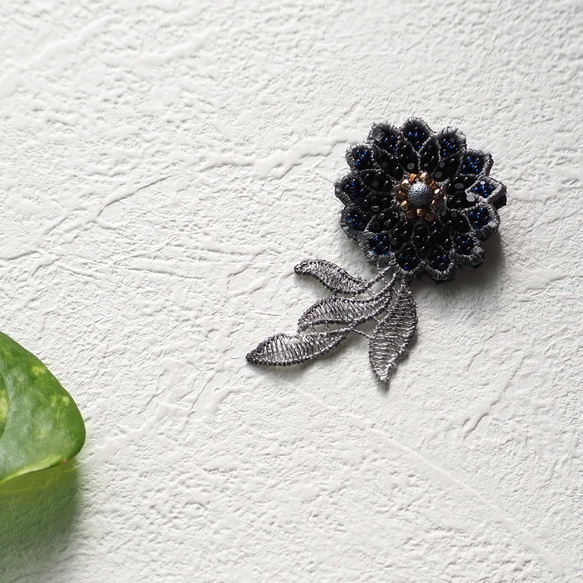 夜の花　手染めレースとシャルロットビーズのブローチ 3枚目の画像