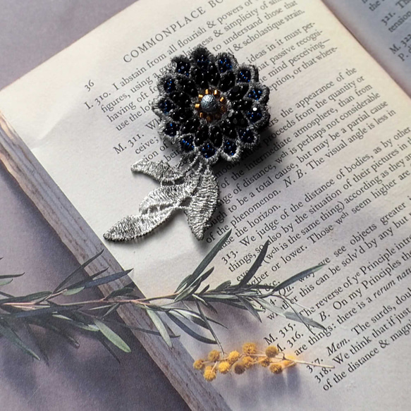 夜の花　手染めレースとシャルロットビーズのブローチ 1枚目の画像