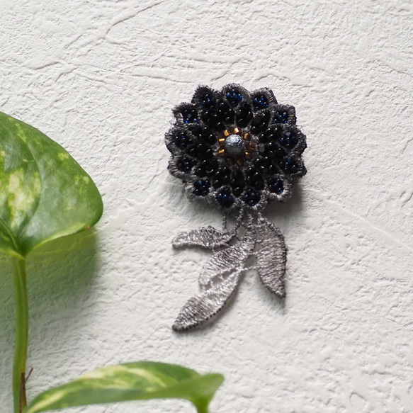 夜の花　手染めレースとシャルロットビーズのブローチ 2枚目の画像