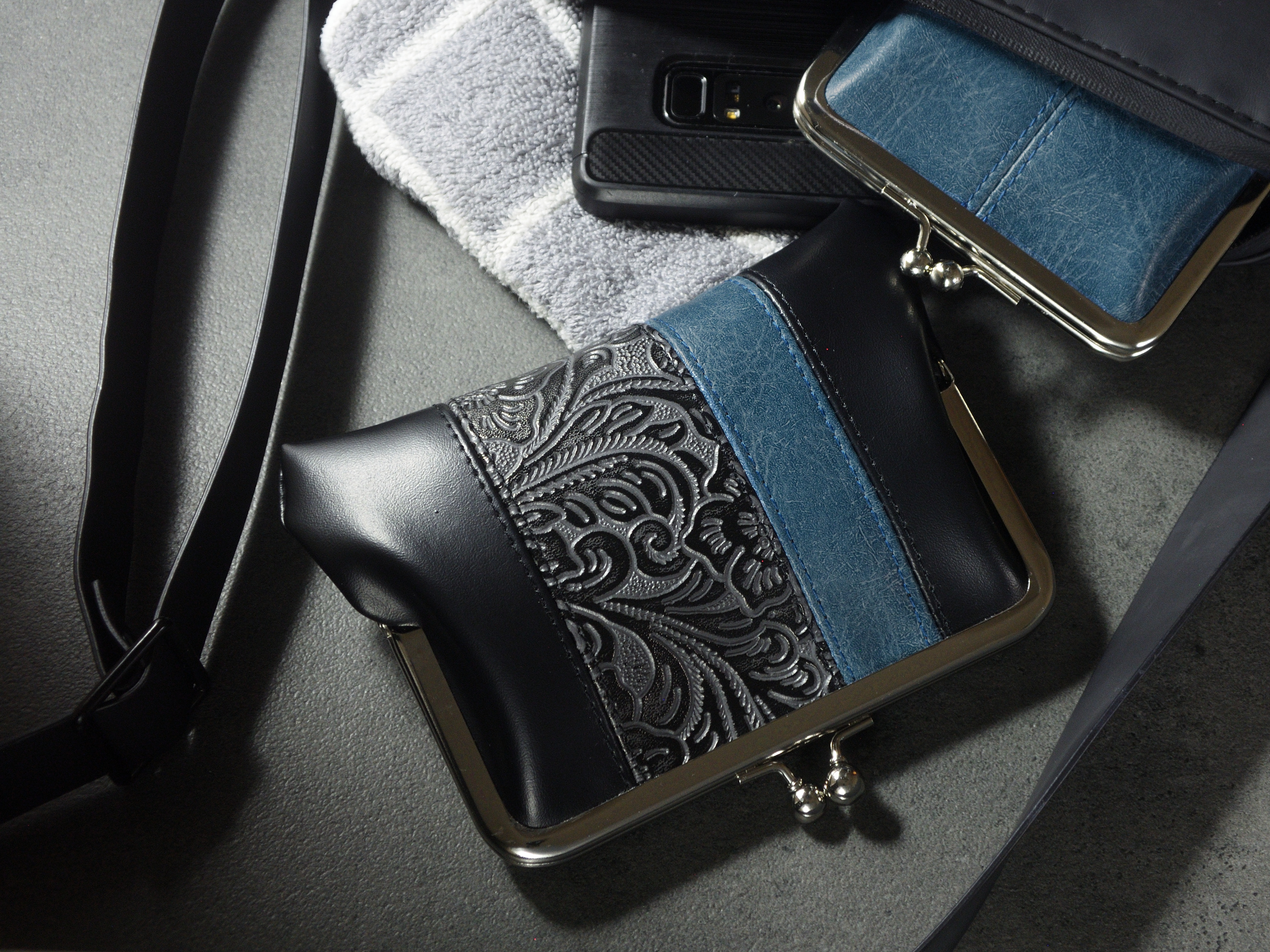 【3月上旬～中旬のお届け】お札が折らずに入る　合皮のがま口コンパクト財布【ブラック×型押し×ブルー】【受注製作】