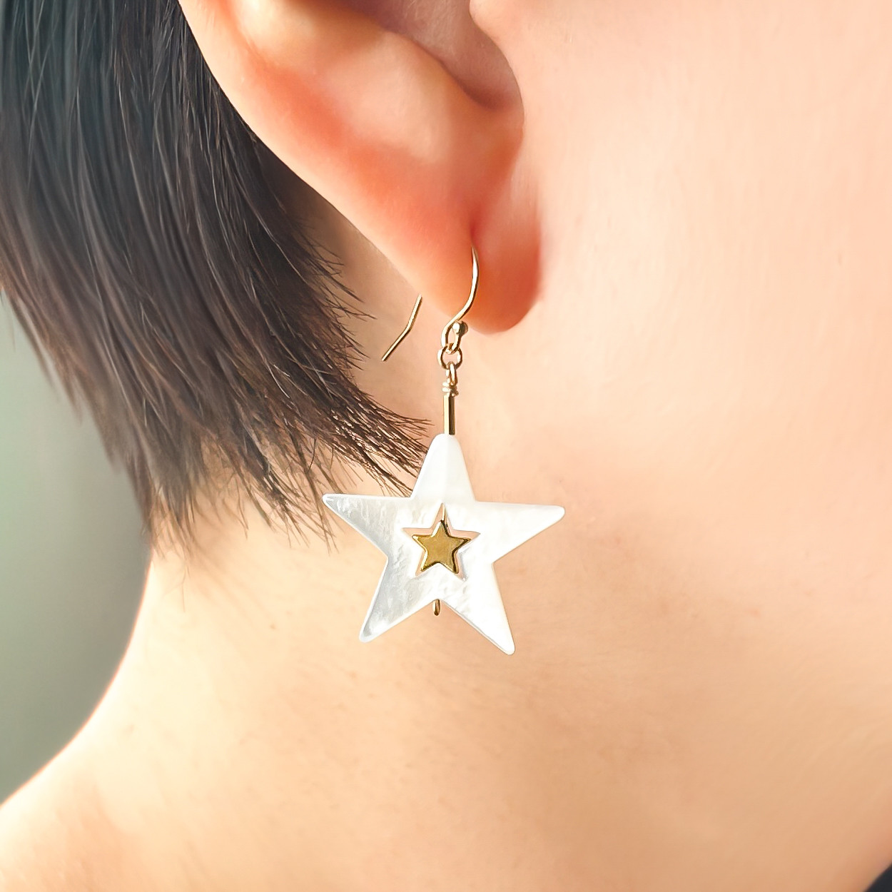 光をはめこむ 星のパズル 白蝶貝 × ゴールドヘマタイト ピアス（イヤリング）14kgf