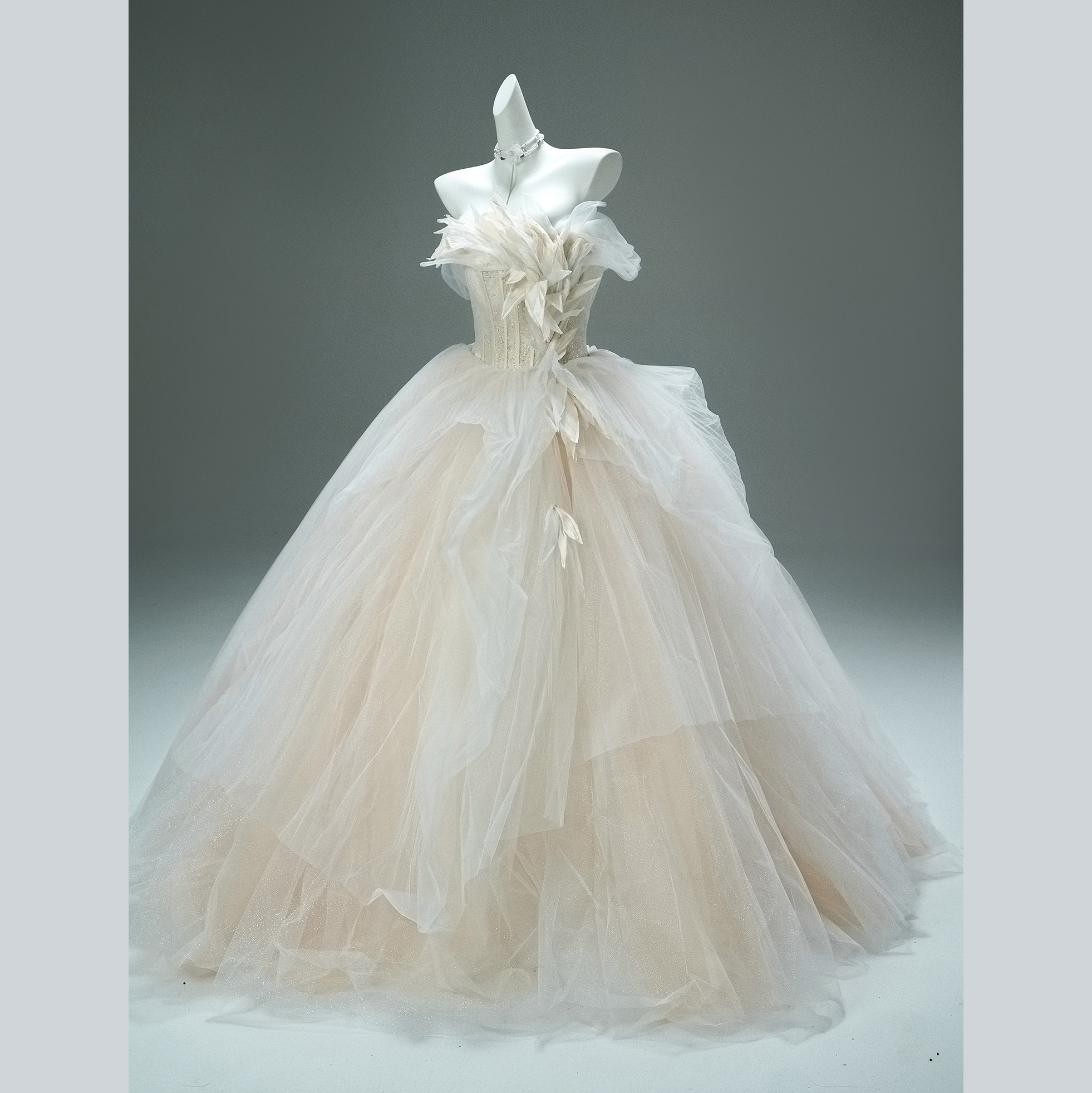 綺麗 ベージュ オフショルダー ふわふわ ウェディングドレス パーティー 演奏会 二次会 前撮り 披露宴 AK125