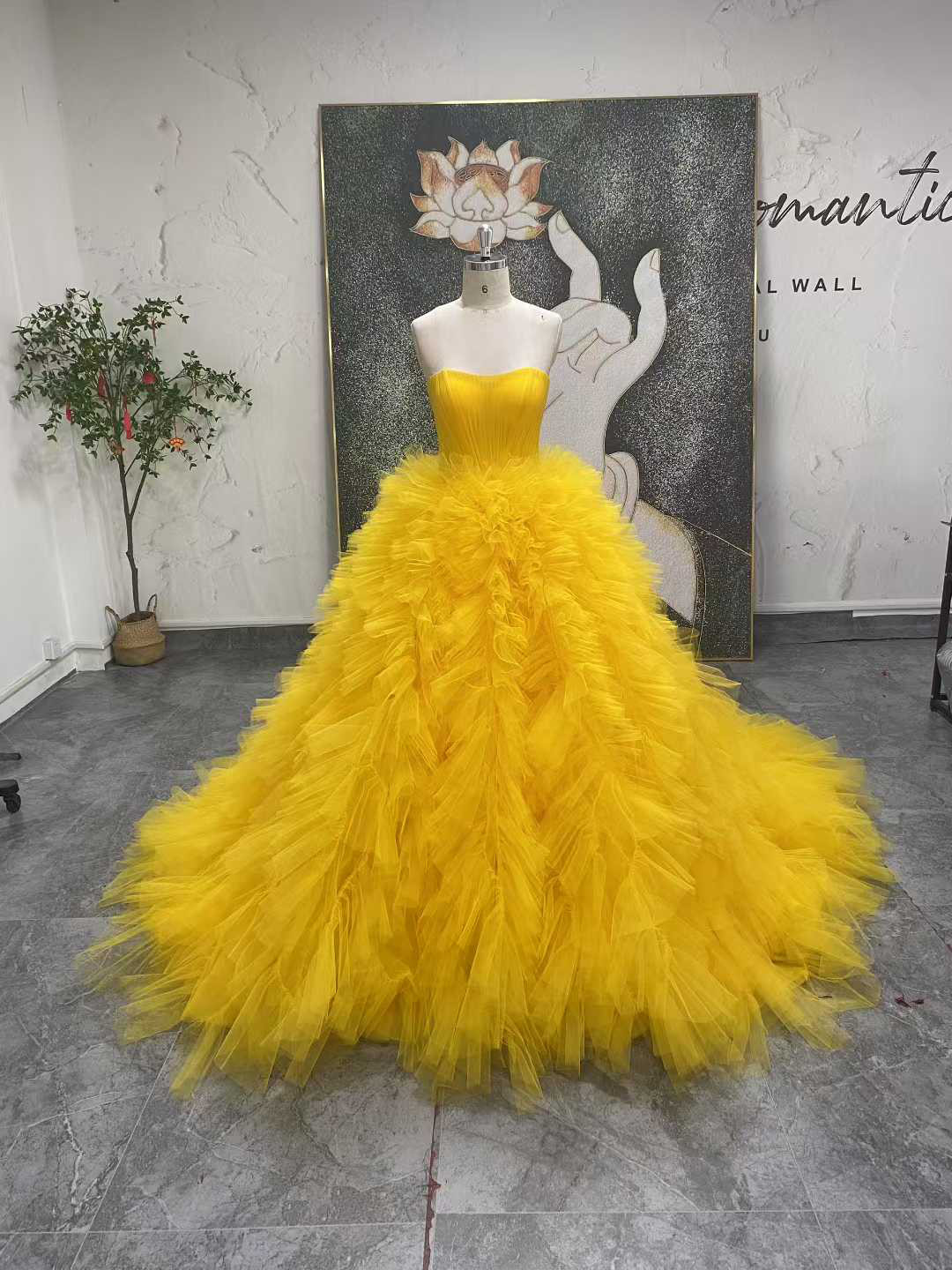 お買い得　イエロー黄色　フリル　成人式卒業式　トレーン　可愛い　お色直し　カラードレス　高品質　ふわふわチュール披露宴