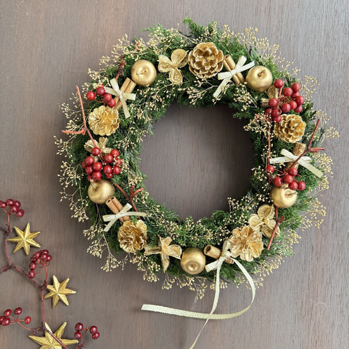 受注制作】金色の飾りと赤いサンキライのクリスマスデザインリース