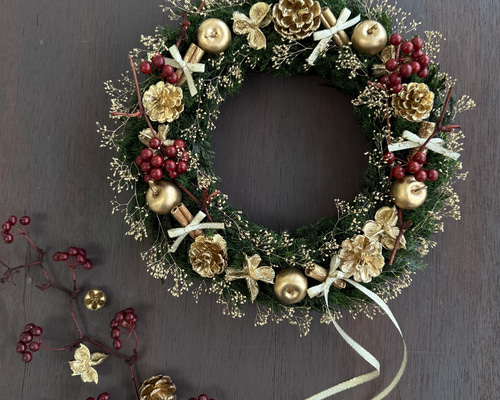受注制作】金色の飾りと赤いサンキライのクリスマスデザインリース