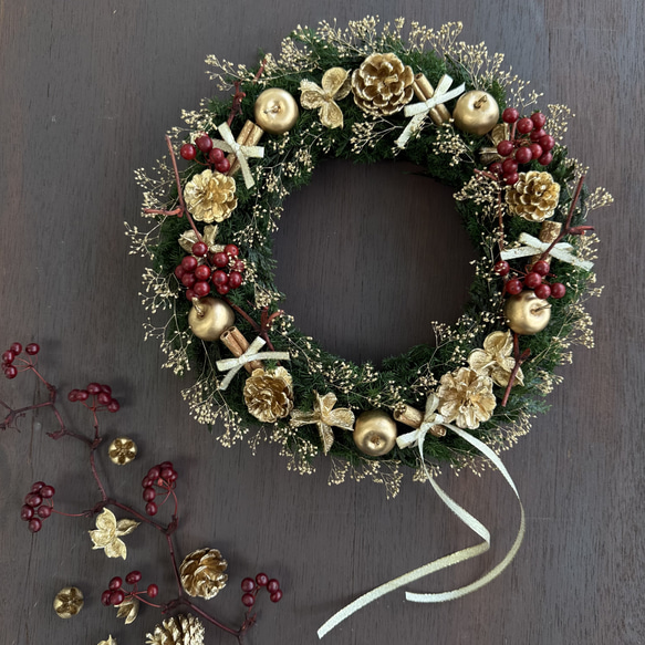 サンキライ　実　クリスマスリース　クリスマス　リース 受注制作】金色の飾りと赤いサンキライのクリスマスデザインリース