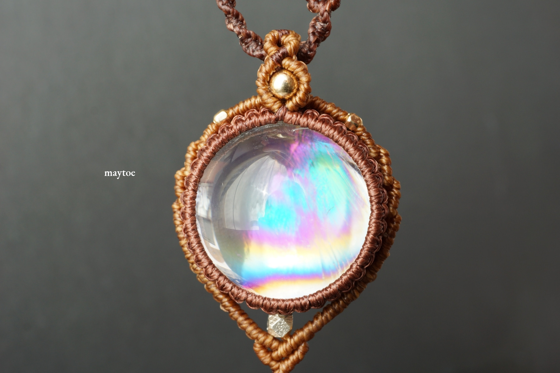 レインボー水晶（アイリスクォーツ）の7色天然石お守りマクラメネックレス