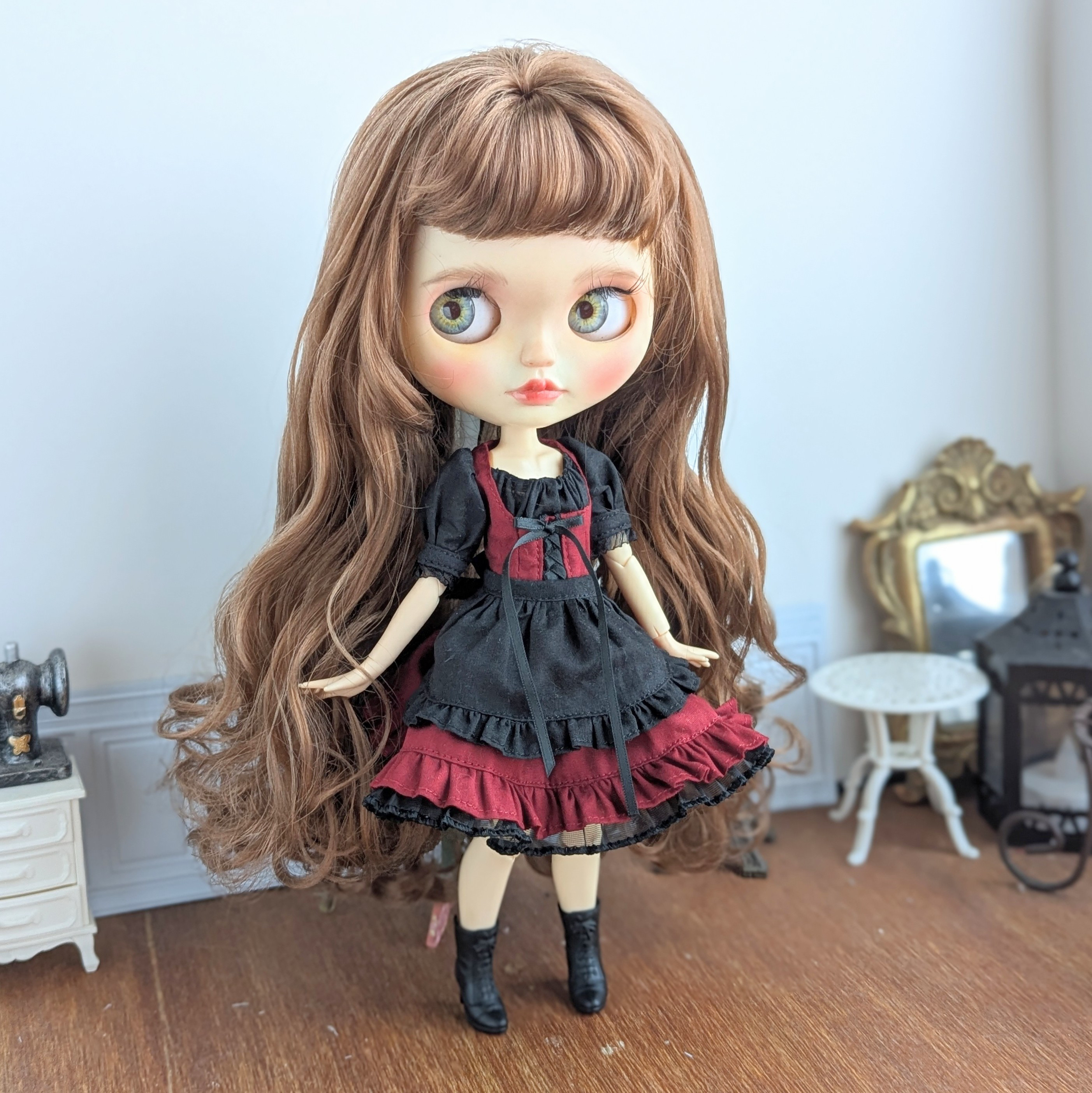 1483【ブライス ワンピース】黒とワインレッドのディアンドル風ワンピース※ブライスアウトフィット 4,698円