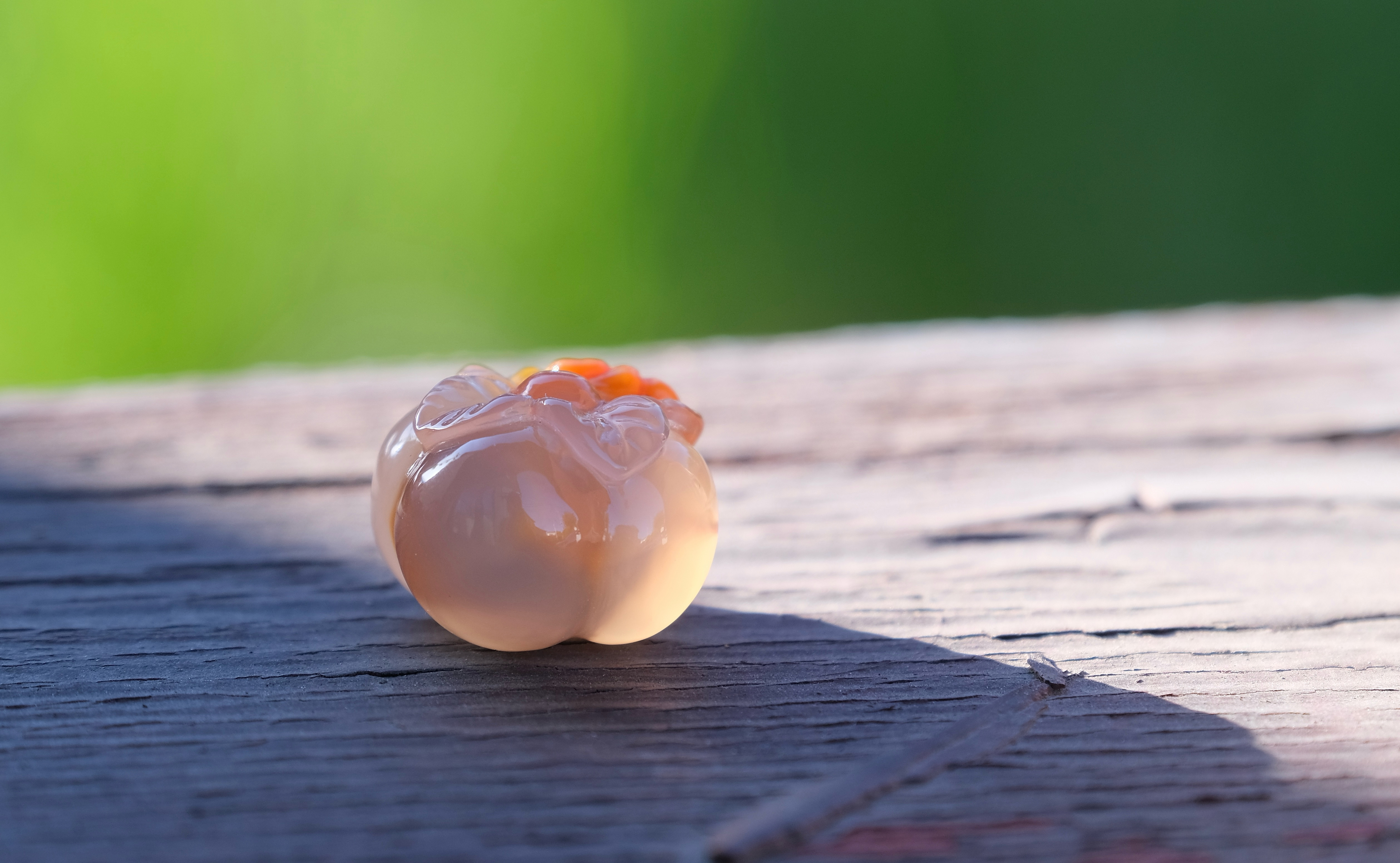 ゴビ石−1407 ゴビ瑪瑙　彫刻　柿&如意