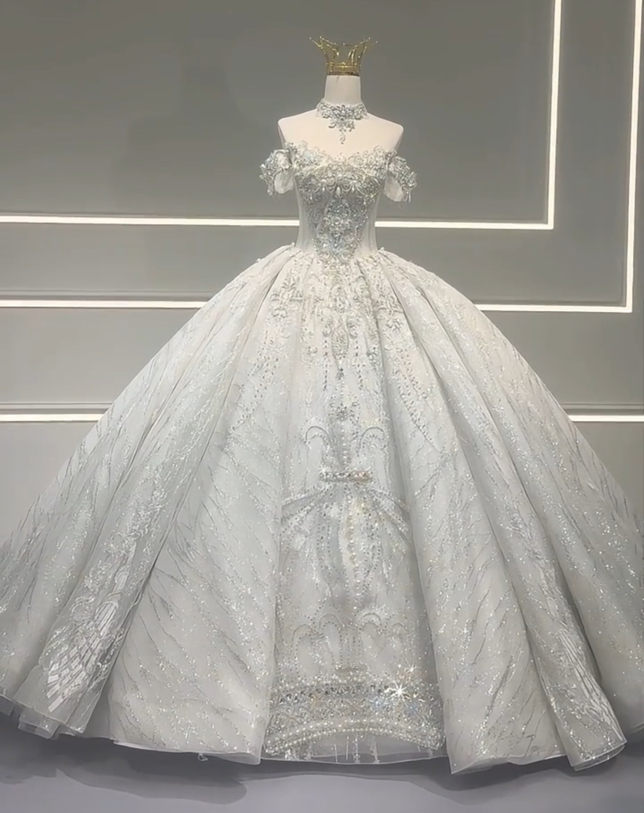 華やかなトレーン　きらきらスカート　ラメ入り　グッリター　オフショルダー　二の腕を隠せる　編みあげ　優雅な刺繍ブライダル