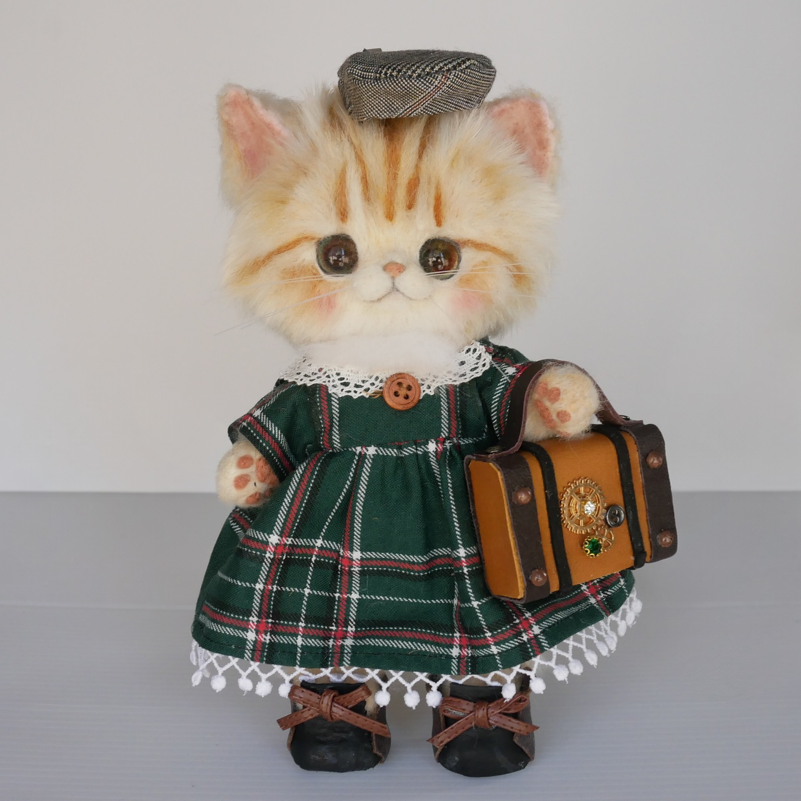 アートドール トラ猫 羊毛フェルト フェイクファー テディキャット 本