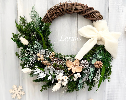 玄関に飾って楽しむクリスマスリース ナチュラルカラーの木の実と銀の